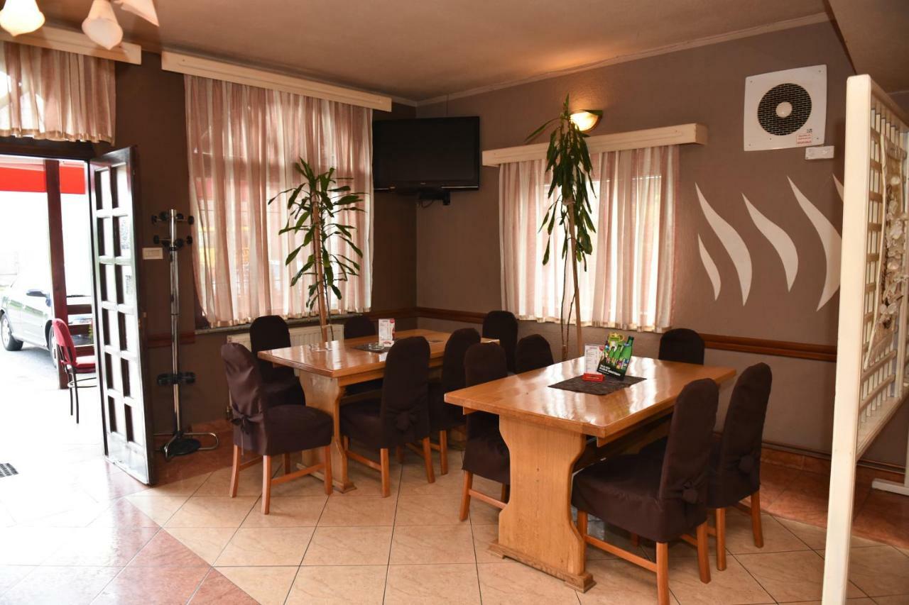 Bed and Breakfast Bistro Kristina à Perusic Extérieur photo