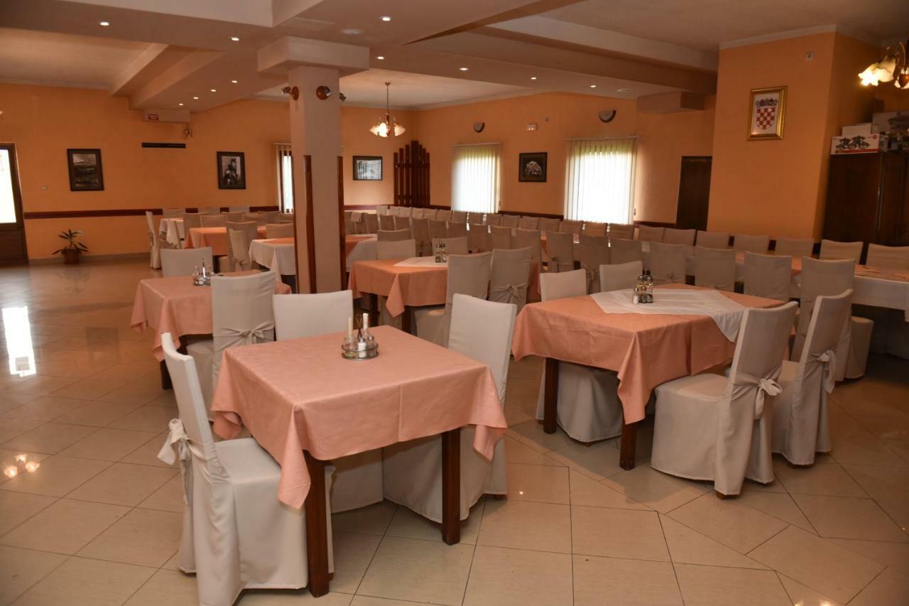Bed and Breakfast Bistro Kristina à Perusic Extérieur photo